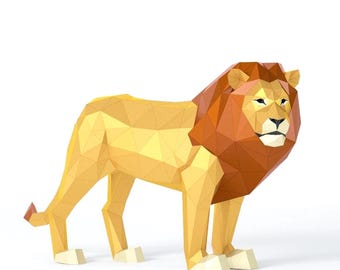 Puede incluir: Una escultura geométrica de león en estilo low-poly con un diseño facetado. El cuerpo es de color amarillo claro, mientras que la melena es de un marrón rojizo intenso. El león está de perfil con cara blanca, nariz negra y patas blancas.