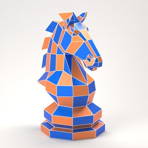 Puede incluir: Una figura de ajedrez de caballero azul y naranja con un dise&ntilde;o geom&eacute;trico. El caballero est&aacute; de pie sobre una superficie blanca.