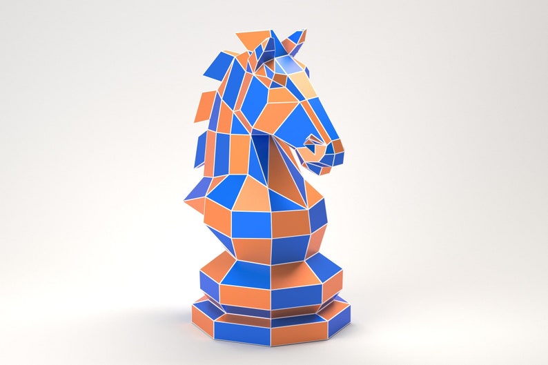 Puede incluir: Una figura de ajedrez de caballero azul y naranja con un dise&ntilde;o geom&eacute;trico. El caballero est&aacute; de pie sobre una superficie blanca.