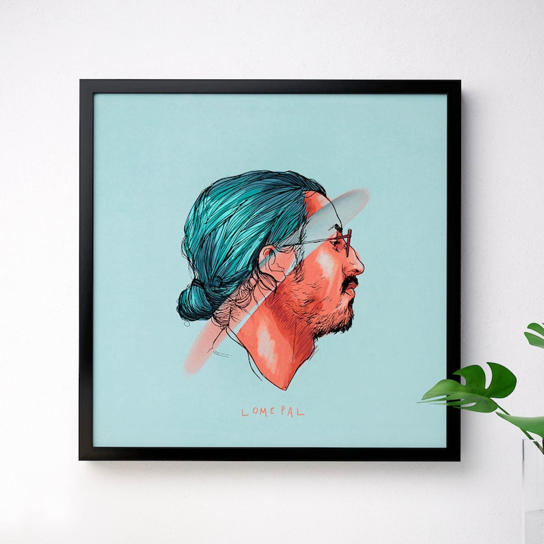 K&ouml;nnte beinhalten: Eine gerahmte Illustration einer Person mit blauen Haaren und einem rot-orangenen Gesicht. Die Person tr&auml;gt eine Brille und blickt nach rechts. Der Text "LOME PAL" ist unten in der Abbildung in Rot geschrieben.