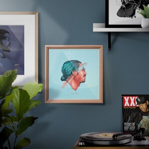 K&ouml;nnte beinhalten: Eine gerahmte Illustration einer Person mit blauen Haaren vor einem hellblauen Hintergrund. Die Person tr&auml;gt einen wei&szlig;en Hut und hat ein rotes und oranges Design hinter sich. Der Text "LONE PAL" befindet sich am unteren Rand des Bildes.