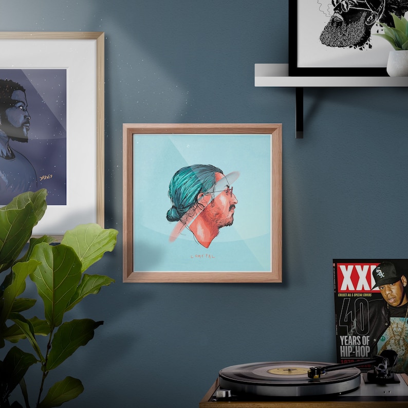 K&ouml;nnte beinhalten: Eine gerahmte Illustration einer Person mit blauen Haaren vor einem hellblauen Hintergrund. Die Person tr&auml;gt einen wei&szlig;en Hut und hat ein rotes und oranges Design hinter sich. Der Text "LONE PAL" befindet sich am unteren Rand des Bildes.