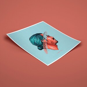 K&ouml;nnte beinhalten: Eine digitale Illustration eines Kopfes und der Schultern. Die Person hat blaues Haar, tr&auml;gt eine Brille und schaut nach oben. Der Hintergrund ist hellblau. Der Text "LOME PAL" befindet sich in der unteren rechten Ecke.