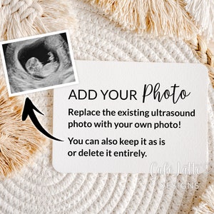 K&ouml;nnte beinhalten: Eine wei&szlig;e Karte mit schwarzem Text, der "ADD YOUR Photo" und "Replace the existing ultrasound photo with your own photo! You can also keep it as is or delete it entirely." lautet. Die Karte hat auch den Text "Cafe Latte DESIGNS" in Schwarz. Die Karte liegt auf einer geflochtenen Strohmatte mit wei&szlig;em Fransen.