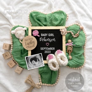 Anúncio de gravidez digital para revelação do sexo da menina de St. Patrick, mídia social, quadro de cartas com amuleto da sorte para bebê, modelo editável faça você mesmo
