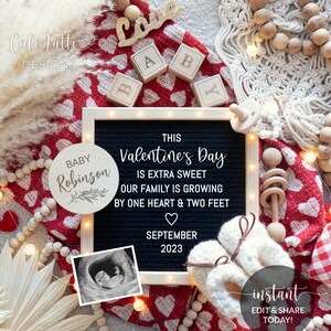 Anuncio de embarazo digital del Día de San Valentín para las redes sociales, creciendo por un corazón y dos pies Plantilla editable de tablero de cartas, Corjl DIY
