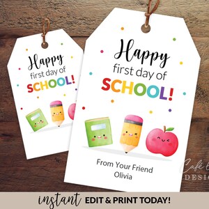 Può includere: Bigliettini regalo bianchi con la scritta "Happy first day of SCHOOL!" in nero e lettere colorate. I bigliettini presentano illustrazioni di un libro verde, una matita gialla e una mela rossa. È presente anche la scritta "From Your Friend Olivia".