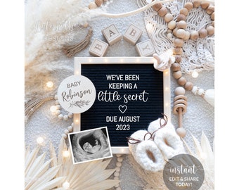 Könnte beinhalten: Ein schwarzes Buchstabenbrett mit weißen Lichtern um den Rahmen, mit dem Text "We've been keeping a little secret" und "Due August 2023". Ein weißer Kreis mit dem Text "Baby Robinson" und einem kleinen Blattdesign befindet sich auf der linken Seite des Bretts. Ein Schwarzweiß-Ultraschallbild befindet sich unter dem Brett. Auf dem Tisch liegen weiße gestrickte Babyschuhe, eine Holzrassel und eine Holzperlenkette.