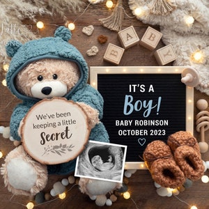Revelación del género de un niño para las redes sociales, anuncio digital de embarazo de niño, tablero de letras con un oso azul que dice "el bebé guarda un secreto"