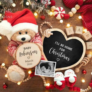 Faire-part de grossesse numérique pour Noël, Faire-part bébé pour Noël numérique, Ours avec bonnet de père Noël, Une maison pour Noël, Révélation sur les réseaux sociaux