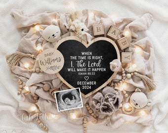 Può includere: Un cartello di ardesia a forma di cuore con il testo "WHEN THE TIME IS RIGHT, I. The Lord WILL MAKE IT HAPPEN ISAIAH 60:22" e "DECEMBER 2024". Il cartello è circondato da blocchi di legno che compongono la parola "BABY", un cerchio di legno con il testo "BABY Williams", un sonaglio di legno, un piccolo berretto di lana, una ghirlanda di perline di legno e una catena di luci fatate.