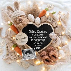 以下が含まれることがあります： イースターをテーマにした発表で、「This Easter is extra sweet, our family is growing by two tiny feet, October 2026」と書かれたハート型の黒板があります。発表には、超音波検査、ウサギの耳を持つテディベア、ニンジン、ベビーシューズが含まれています。