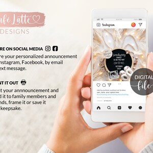 Puede incluir: Un archivo digital para un anuncio de nacimiento en Instagram. La imagen muestra una pizarra con el texto "Somabonny Sweet is on the way" y la fecha "octubre de 2023". Tambi&eacute;n hay algunos zapatitos de beb&eacute; y una peque&ntilde;a foto de un beb&eacute;.