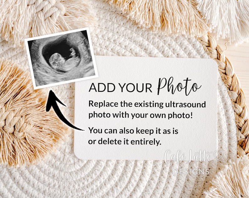 Pu&ograve; includere: Un biglietto bianco con testo nero che dice "ADD YOUR Photo" e "Replace the existing ultrasound photo with your own photo! You can also keep it as is or delete it entirely." Il biglietto ha anche il testo "Cafe Latte DESIGNS" in nero. Il biglietto &egrave; su un tappetino di paglia intrecciato con frange bianche.