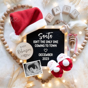 Anuncio de embarazo navideño en redes sociales, plantilla digital de Santa Claus no es el único que viene a la ciudad, tablero de letras editable con forma de corazón