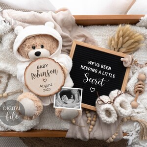 Faire-part de grossesse sur les réseaux sociaux, un coeur et deux pieds bohèmes neutres en matière de genre, panneau numérique ours aux lettres, lit de bébé en bois, lit bébé