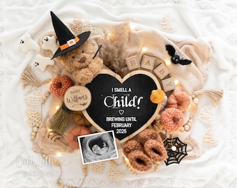 以下が含まれることがあります： ハロウィーンをテーマにした妊娠発表。黒板に「I smell a child! Brewing until February 2025」と書かれている。黒板の周りは、カボチャ、魔女の帽子をかぶったテディベア、赤ちゃんの超音波画像で飾られている。
