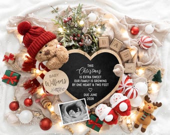 Può includere: Annuncio di gravidanza a tema natalizio con un orsacchiotto con cappello e sciarpa rossi, circondato da ornamenti, regali e blocchi con la scritta "BABY". Una lavagna a forma di cuore recita "This Christmas... Giugno 2026."