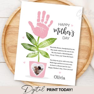 Op de afbeelding: Een digitale print voor Moederdag met een roze handafdrukbloem met groene bladeren in een roze pot. De tekst luidt "Happy Mother's Day" en bevat een gedicht en de naam "Olivia". De woorden "Digital PRINT TODAY!" zijn ook zichtbaar.