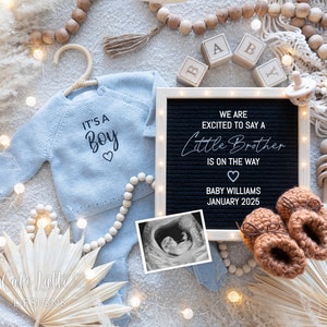 Digital Boy Boho Gender Reveal Social Media, Es un niño anuncio de embarazo bebé tablero de cartas editables, hermanito está en camino, niño