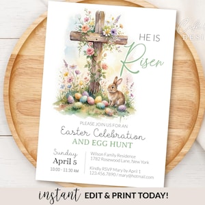 Op de afbeelding: Een Paasuitnodiging met aquarel illustraties. Een houten kruis is versierd met bloemen en een konijn zit in de buurt van kleurrijke paaseieren. De tekst luidt "He is Risen" en nodigt uit voor een Paasviering en een eierjacht.