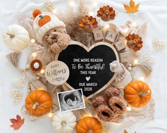 Peut inclure: Annonce de grossesse sur le thème de l'automne avec des citrouilles, un ours en peluche portant un chapeau citrouille et une échographie. Le texte indique : "One More Reason To Be Thankful This Year, Due March 2026."
