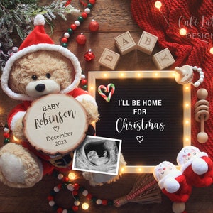 Anuncio de embarazo navideño para redes sociales, tablero digital de cartas de bebé de diciembre con diseño de oso de Papá Noel, "Estaré en casa para Navidad"