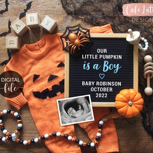 Revelación digital del género del niño para redes sociales, anuncio de embarazo en Halloween en octubre, tablero de letras "Nuestra pequeña calabaza es un niño", Instagram