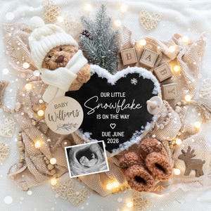 Puede incluir: Un anuncio conmovedor con un oso de peluche con gorro y bufanda de invierno, una pizarra en forma de corazón con el texto "Our Little Snowflake is on the Way" y una imagen de ultrasonido. El anuncio incluye la fecha prevista de junio de 2026.