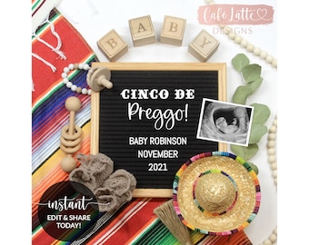 Può includere: Una lavagna nera con la scritta "Cinco de Preggo!"  "Baby Robinson" "Novembre 2021".  La lavagna è circondata da una colorata coperta messicana, un piccolo sombrero, uno sonaglio di legno, un sonaglio per bambini e un set di blocchi di legno che compongono la parola "BABY".
