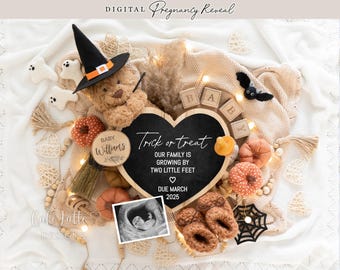 Puede incluir: Un anuncio de embarazo con temática de Halloween con un corazón de pizarra que dice "Trick or treat, our family is growing by two little feet." El corazón está rodeado de decoraciones de otoño, incluyendo calabazas, un oso de peluche con un sombrero de bruja y una imagen de ultrasonido de bebé.