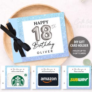 Op de afbeelding: Een DIY-cadeaukaarthouder met een blauwe glitterrand voor een 18e verjaardag, gepersonaliseerd met de naam Oliver. De kaart heeft zilveren cijfers in ballonstijl en een zwart lint. Drie kleinere kaarten tonen vakjes voor cadeaukaarten.