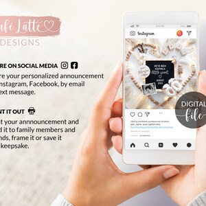 Pu&ograve; includere: Un file digitale di un post sui social media che annuncia una gravidanza. Il post presenta una disposizione a forma di cuore di perline di legno, un cartello di ardesia che recita "We've been keeping a little secret", una piccola foto di un'ecografia e un paio di scarpine per neonati. Il post &egrave; sottotitolato con "We've been keeping a little secret" e la data prevista del parto.