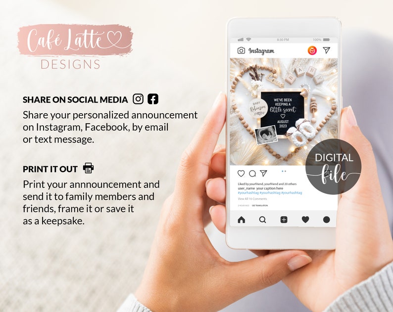 Pu&ograve; includere: Un file digitale di un post sui social media che annuncia una gravidanza. Il post presenta una disposizione a forma di cuore di perline di legno, un cartello di ardesia che recita "We've been keeping a little secret", una piccola foto di un'ecografia e un paio di scarpine per neonati. Il post &egrave; sottotitolato con "We've been keeping a little secret" e la data prevista del parto.