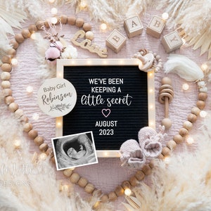 Revelación de género de niña bebé para redes sociales, anuncio de embarazo rosa boho, tablero de cartas de plantilla digital editable y cuentas de madera de corazón de pampas