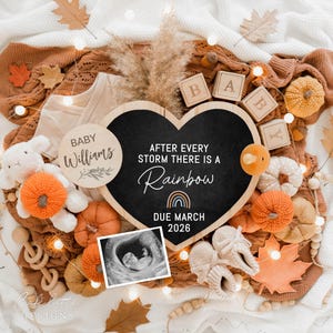 以下が含まれることがあります： 「AFTER EVERY STORM THERE IS A RAINBOW DUE MARCH 2026」の文字が入ったハート型の黒板。ベビー用品、カボチャ、秋の葉で囲まれています。超音波画像も含まれています。「BABY Williams」と書かれた木製の看板。