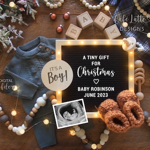 Revelación de género navideña de Digital Boy en redes sociales, Es un niño, Anuncio de embarazo con tablero de letras bohemio de invierno y diciembre, Razón para estar feliz