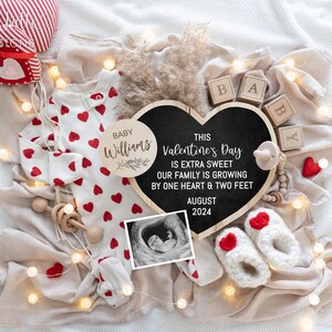 Anuncio de embarazo digital del Día de San Valentín para redes sociales, anuncio de bebé de género neutro, plantilla de bricolaje editable, corazón y luces