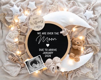 Peut inclure: Annonce de naissance avec un tableau noir indiquant "WE ARE OVER THE MOON" et "DUE TO ARRIVE JANUARY 2026". L'annonce comprend une échographie, un ours en peluche, des chaussures de bébé et des blocs en bois épelant "BABY".