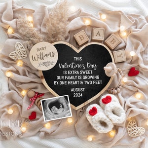 Anuncio de embarazo del Día de San Valentín para las redes sociales, bebé neutral de género de Little Valentine, plantilla de bricolaje editable con corazón de pizarra digital