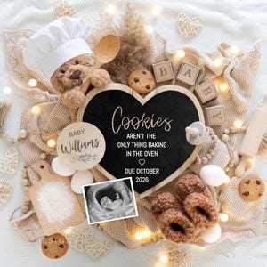 Peut inclure: Annonce de grossesse avec un ours en peluche portant un chapeau de chef, des blocs de bois épelant "BABY" et un tableau noir en forme de cœur avec le texte "Cookies aren't the only thing baking in the oven". Inclut des chaussons de bébé, une sucette et une échographie.