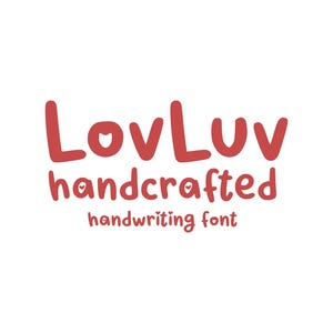 Puede incluir: Un diseño gráfico que presenta el texto rojo LovLuv handcrafted handwriting font. La palabra LovLuv está en una tipografía grande, redondeada y sin remates con pequeñas formas de corazón integradas en las letras. Debajo, las palabras handcrafted handwriting font.