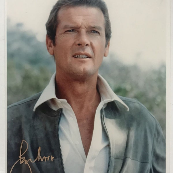 Roger Moore (d. 2017) Signed Autographed "James Bond 007" Glossy 8x10 Photo - Mueller & 007 Authenticated