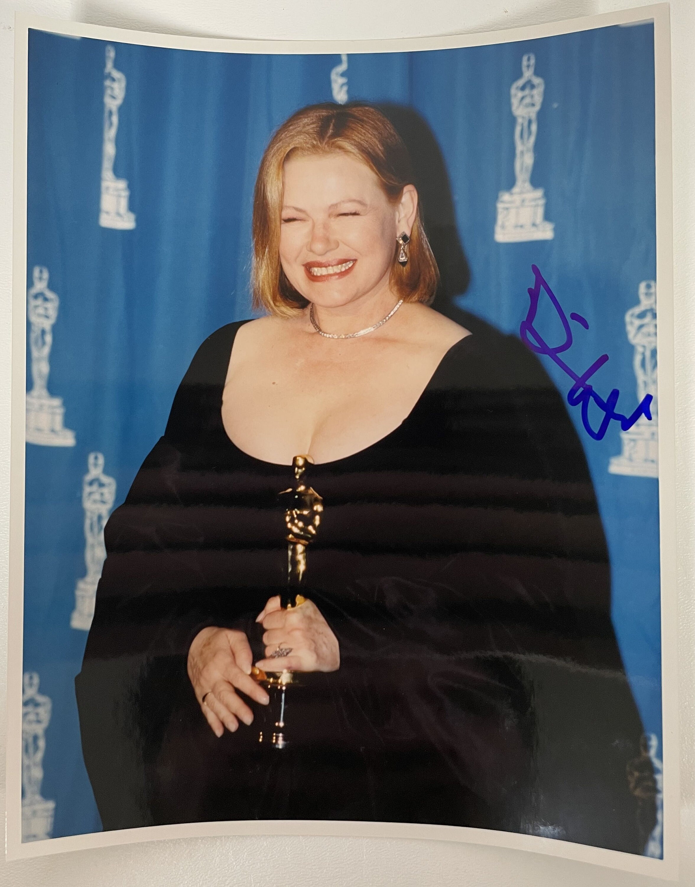 ダイアン・ウィースト直筆サイン入り光沢8x10写真 - COAマッチング 