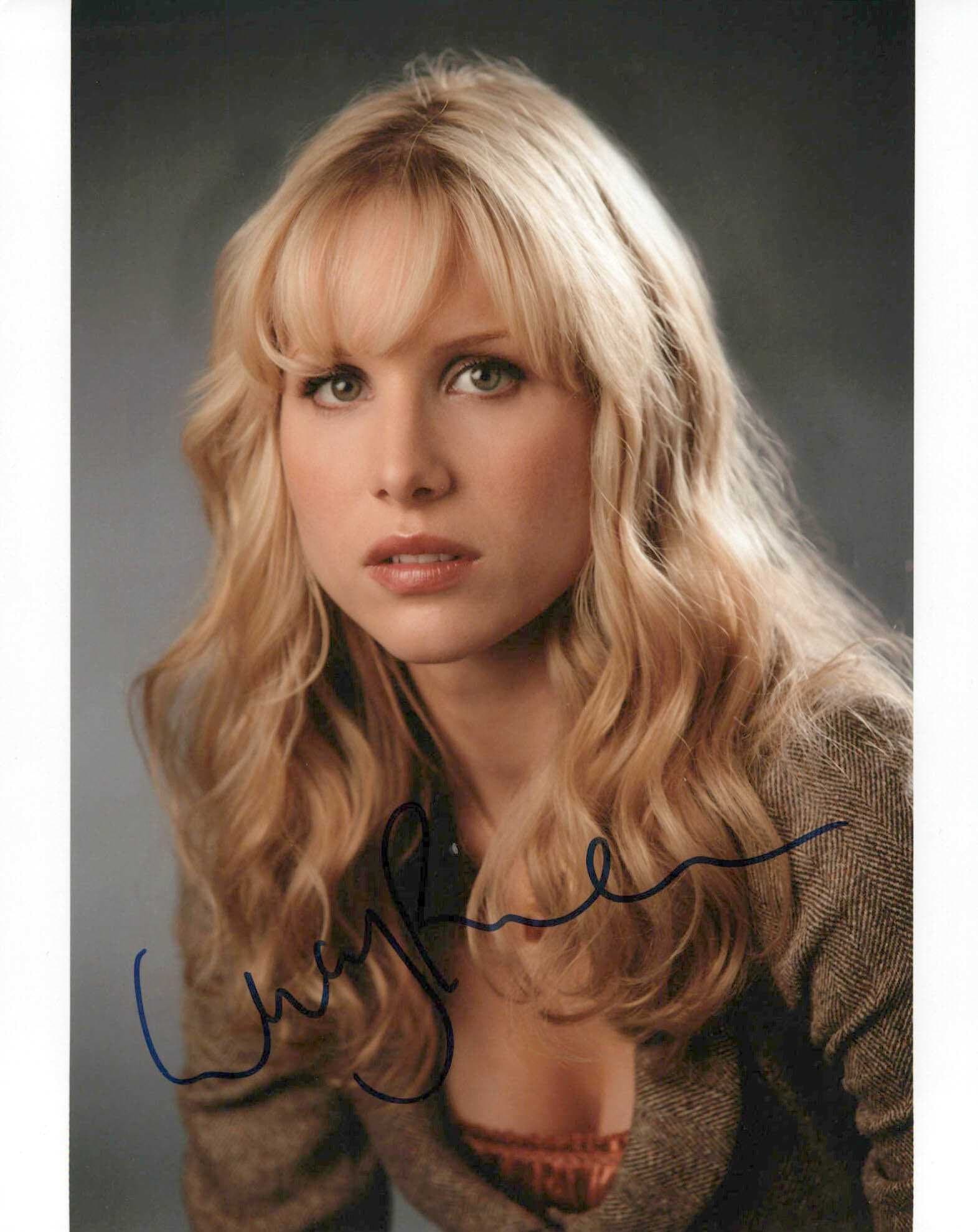 Lucy Punch Wallpaper