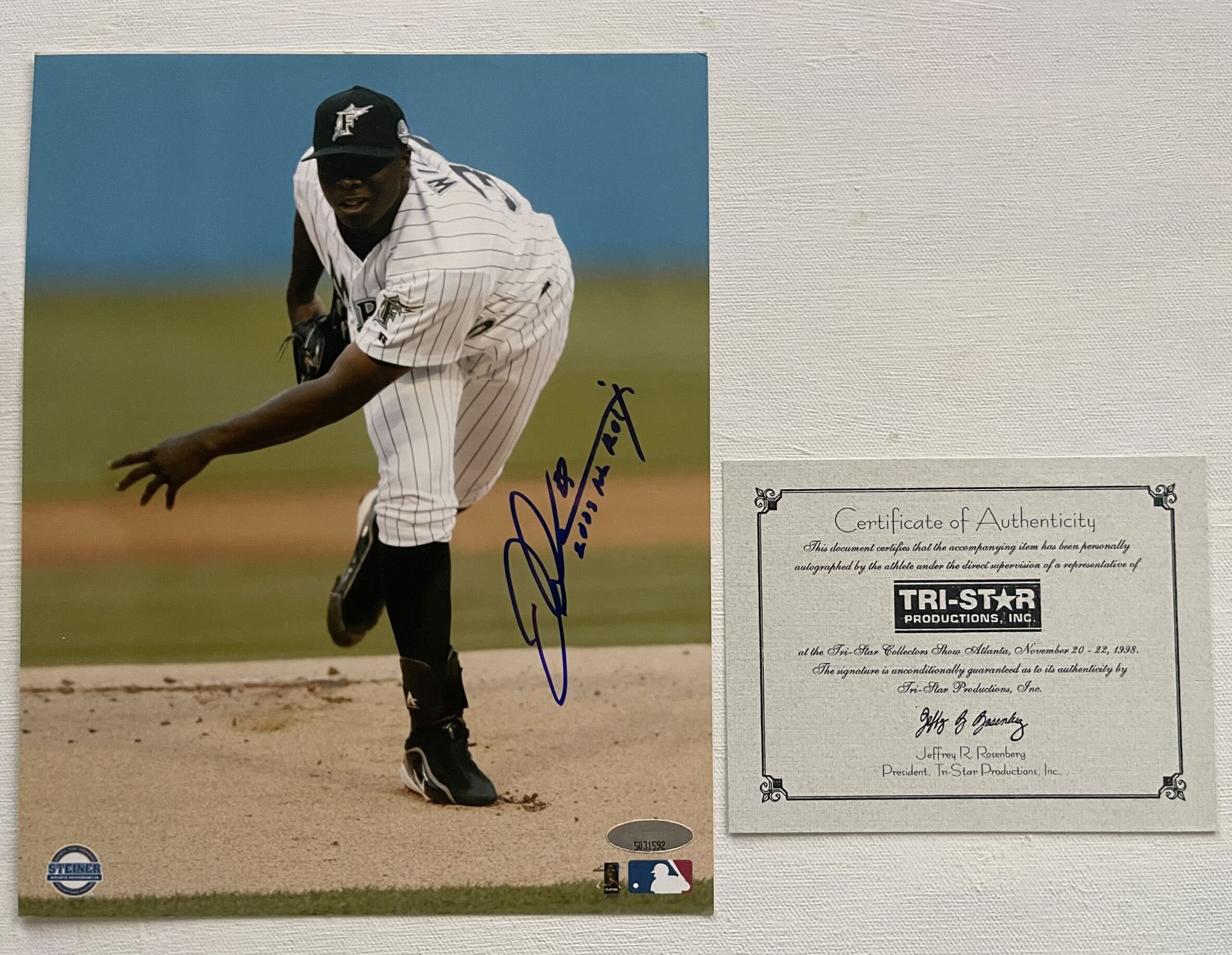 Dontrelle Willis Autographed Florida Marlins Baseball 8x10 Photo