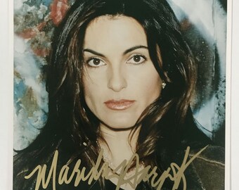 Mariska Hargitay Signed Autographed Glossy 8x10 Photo - Lifetime COA