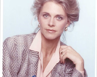 Lindsay Wagner Signed Autographed Glossy 8x10 Photo - COA Matching Holograms