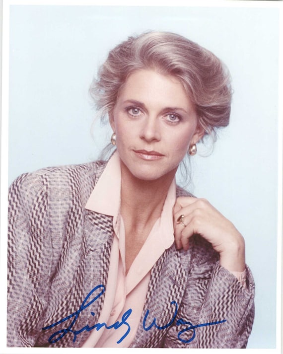 Lindsay Wagner Signed Autographed Glossy 8x10 Photo COA Matching