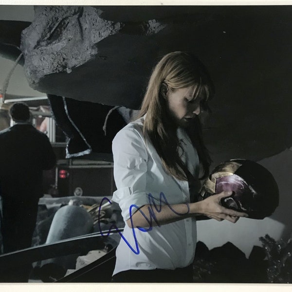 Gwyneth Paltrow Signed Autographed "Iron Man" Glossy 8x10 Photo - Lifetime COA